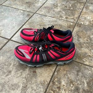 Brooks pureflow tennis shoes.